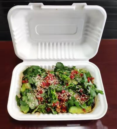 clamshell de bagazo de cañña abierta con comida