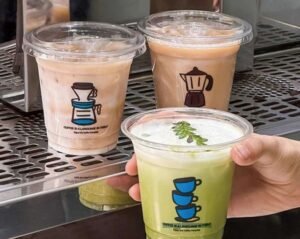 VASOS RECIEN SERVIDOS DE CAFE CALIENTE DE COLORES